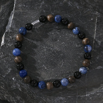 The correct posture and gesture for wearing a stone bracelet