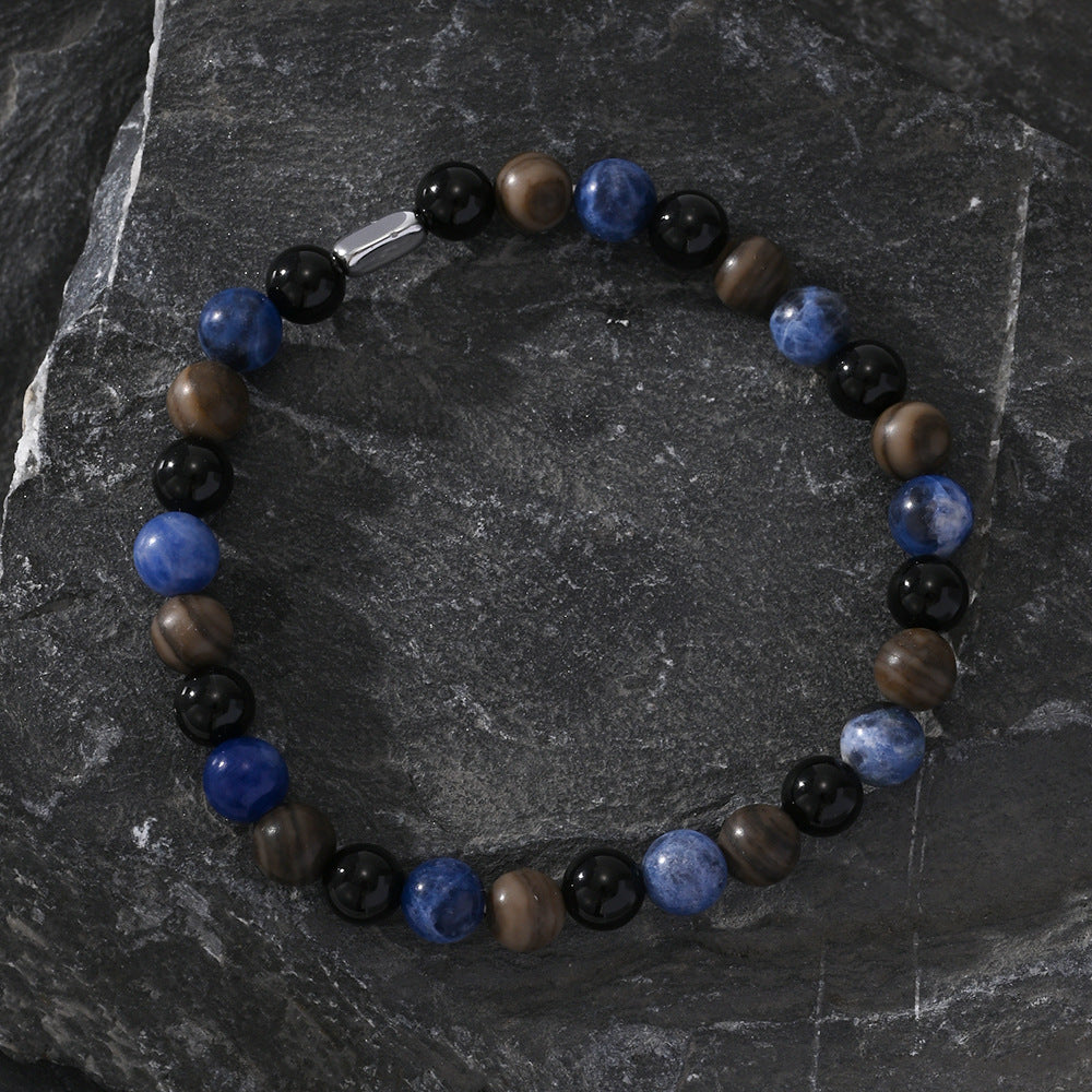 The correct posture and gesture for wearing a stone bracelet